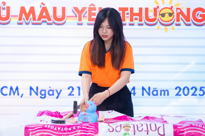 Khoa Quản trị 13Win002 Truy cập link - Nhà hàng - Khách sạn lan tỏa yêu thương qua từng chú heo đất 20