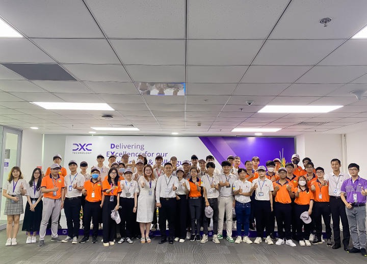 Students of VJIT Information Technology visited DXC Vietnam Company 70