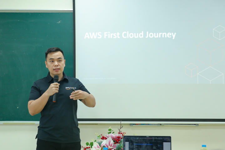 13WIN13 Information Technology students learn about Amazon Web Services (AWS) cloud computing technology 24