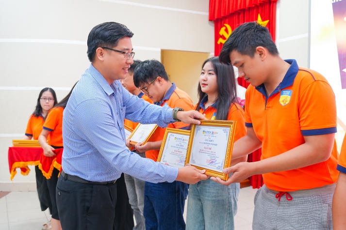 Khoa Tài chính - Thương mại khen thưởng hơn 800 Tải app 13Win tiêu biểu Học kỳ 1 năm học 2023-2024 107