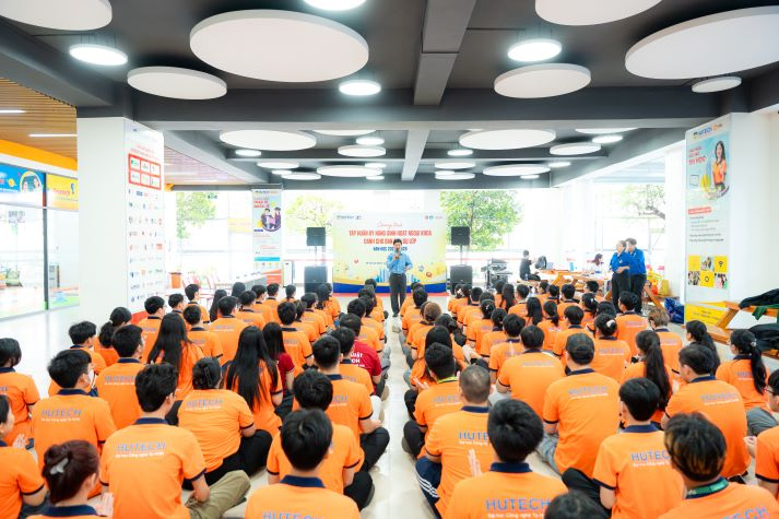 Ban cán sự lớp 13WIN13 tập huấn kỹ năng kết nối và dẫn dắt tập thể vào ngày 21/5 tới 22