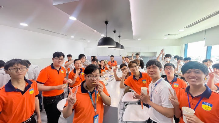 Students of VJIT Information Technology visited DXC Vietnam Company 27