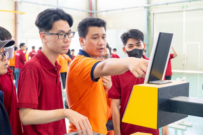 Students of 13WIN13 Institute of Engineering visited Ssang Yong Electric Vina Ltd. 53