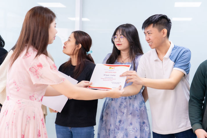 CLB Sư phạm Tiếng Anh 13WIN13 tôn vinh cống hiến, trao gửi tri ân trong buổi tổng kết 82