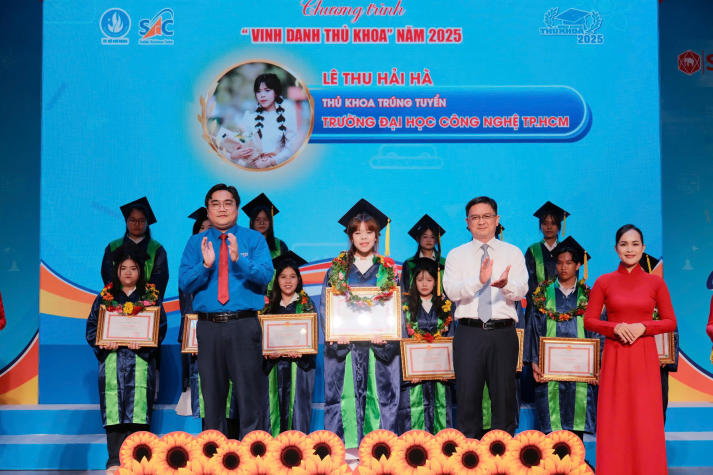 Tự hào 02 thủ khoa 13WIN13 tiêu biểu được 13WIN12 apk TP.HCM vinh danh 10