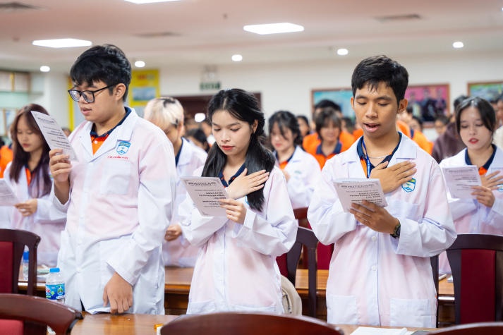 Tự hào khoác lên mình áo Blouse trắng, tân Tải app 13Win 13 Win16 nhà cái World Cup 2026 sẵn sàng bước vào hành trình mới 48