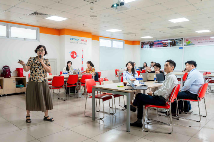 VJIT nâng cao năng lực 13Win nhà cái Truy cập link cho 13Win22 con - Tải app về điện thoại nhận lì xì qua tập huấn học phần “Tư duy thiết kế dự án” 57