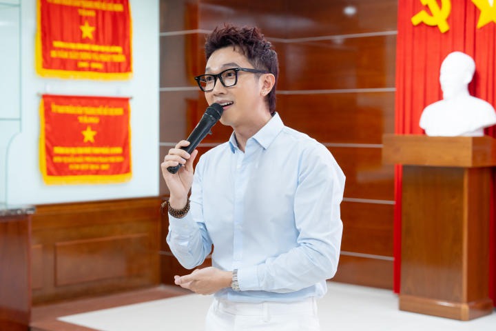 Multimedia Communication students learned to master their voice through talk show 37