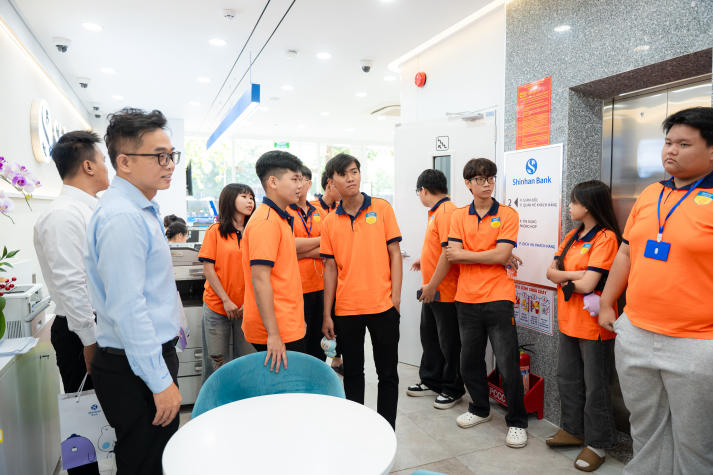 13Win 21 link không chặn Khoa Luật định hình tương lai 13win 20 giaitri tructuyen qua chuyến tham quan Shinhan Bank 18