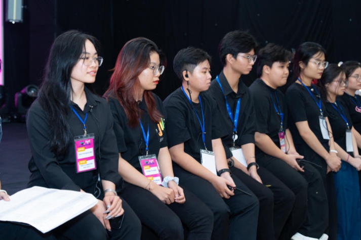 13WIN13 Multimedia Communications Student organized a music live show "Out of Memoriii” 31