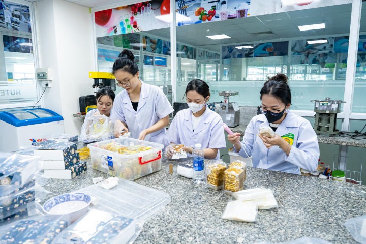 Applied Sciences students crafted handmade cakes to celebrate Mid-Autumn Festival 55