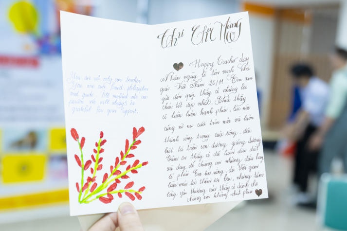 [Ảnh] Gửi gắm tình cảm chân thành đến thầy cô qua những sản phẩm handmade sáng tạo từ Tải app 13Win Khoa Tiếng Anh 99