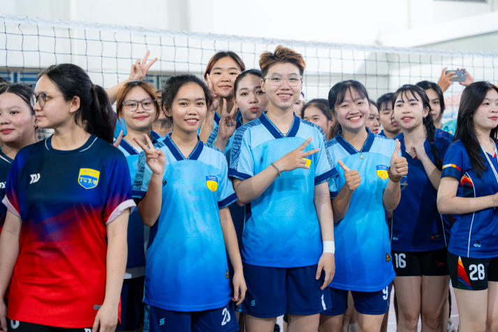 Chung kết Bóng chuyền nữ 13WIN13 GAMES 2026: Ngôi vương gọi tên Khoa Marketing - Kinh doanh quốc tế 21