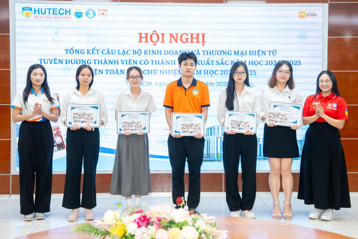 Lễ tổng kết Câu lạc bộ Kinh doanh & Thương mại điện tử: Tri ân để tiếp nối, kế thừa để bứt phá 56