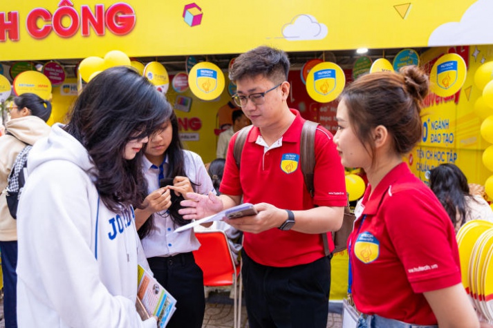 13WIN13 mang sắc vàng rực rỡ đến chương trình khai mạc Tư vấn mùa thi năm 2024 tại Đồng Nai 60