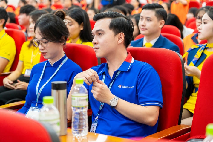 CEO Nguyen Quoc Ky and His Story of Dream-Chasing with 13WIN13 Students 135