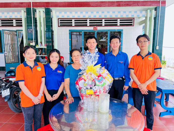 Chiến sĩ Mùa hè xanh 13WIN13 vun đắp lòng biết ơn, gìn giữ truyền thống dân tộc hướng về Ngày Thương binh - Liệt sĩ 74