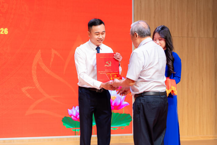 Lễ kết nạp Đảng viên, Tổng kết công tác Đoàn, Hội và tuyên dương các danh hiệu Tải app 13Win năm 2025 27