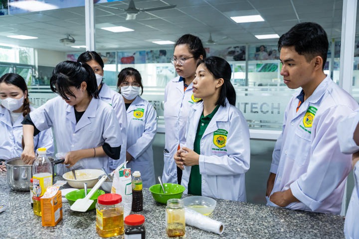 Applied Sciences students crafted handmade cakes to celebrate Mid-Autumn Festival 14