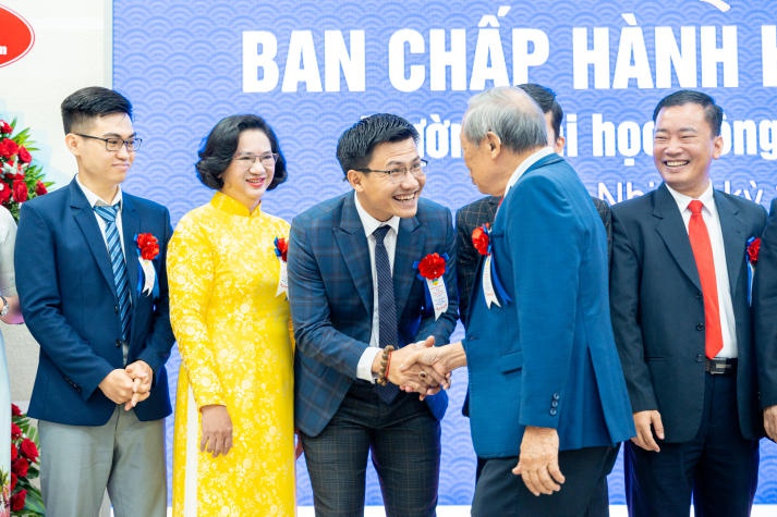 Trang Chủ Sòng Bạc 13win.com Uy Tín 13WIN13 về trường cũ tri ân thầy cô 39