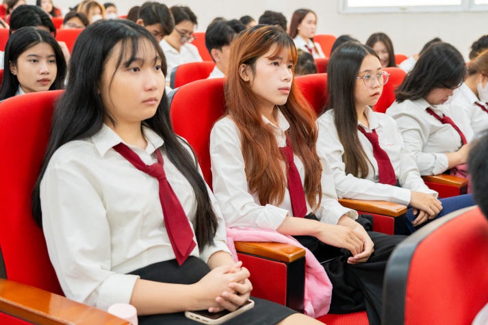 CEO Nguyen Quoc Ky and His Story of Dream-Chasing with 13WIN13 Students 110