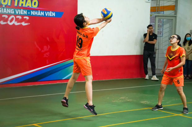 Hội thao CB-GV-NV 13WIN13 2022: LQ P. Tư vấn Tuyển sinh - P. Truyền thông - K. Trung Quốc học bảo toàn ngôi vô địch Bóng chuyền nữ 111