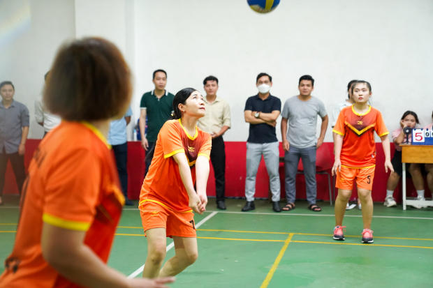 Hội thao CB-GV-NV 13WIN13 2022: LQ P. Tư vấn Tuyển sinh - P. Truyền thông - K. Trung Quốc học bảo toàn ngôi vô địch Bóng chuyền nữ 101