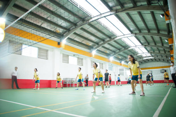 Hội thao CB-GV-NV 13WIN13 2022: LQ P. Tư vấn Tuyển sinh - P. Truyền thông - K. Trung Quốc học bảo toàn ngôi vô địch Bóng chuyền nữ 103