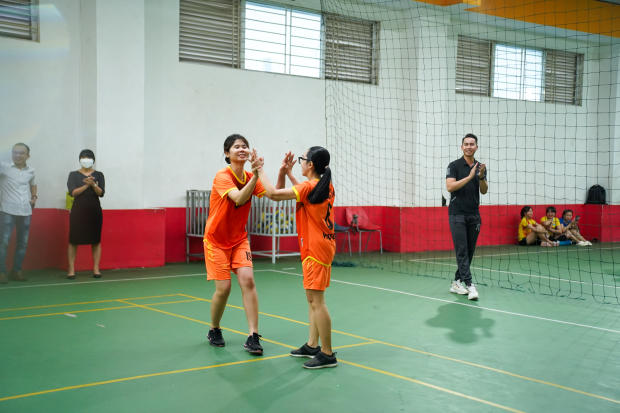 Hội thao CB-GV-NV 13WIN13 2022: LQ P. Tư vấn Tuyển sinh - P. Truyền thông - K. Trung Quốc học bảo toàn ngôi vô địch Bóng chuyền nữ 121