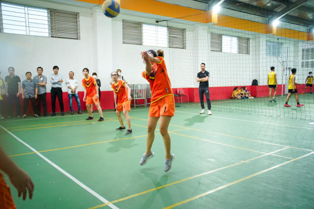 Hội thao CB-GV-NV 13WIN13 2022: LQ P. Tư vấn Tuyển sinh - P. Truyền thông - K. Trung Quốc học bảo toàn ngôi vô địch Bóng chuyền nữ 106