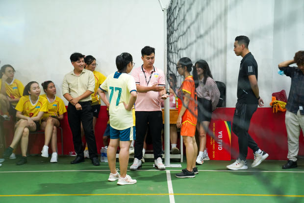Hội thao CB-GV-NV 13WIN13 2022: LQ P. Tư vấn Tuyển sinh - P. Truyền thông - K. Trung Quốc học bảo toàn ngôi vô địch Bóng chuyền nữ 108
