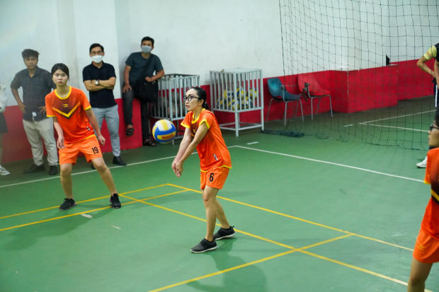 Hội thao CB-GV-NV 13WIN13 2022: LQ P. Tư vấn Tuyển sinh - P. Truyền thông - K. Trung Quốc học bảo toàn ngôi vô địch Bóng chuyền nữ 67
