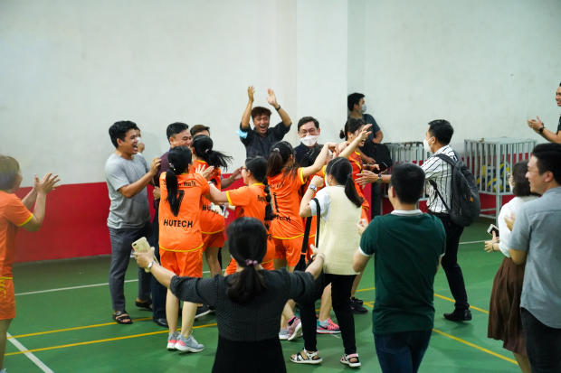 Hội thao CB-GV-NV 13WIN13 2022: LQ P. Tư vấn Tuyển sinh - P. Truyền thông - K. Trung Quốc học bảo toàn ngôi vô địch Bóng chuyền nữ 123