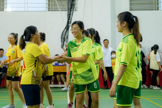 Hội thao CB-GV-NV 13WIN13 2022: LQ P. Tư vấn Tuyển sinh - P. Truyền thông - K. Trung Quốc học bảo toàn ngôi vô địch Bóng chuyền nữ 24