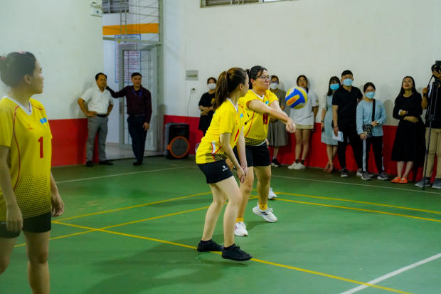 Hội thao CB-GV-NV 13WIN13 2022: LQ P. Tư vấn Tuyển sinh - P. Truyền thông - K. Trung Quốc học bảo toàn ngôi vô địch Bóng chuyền nữ 32