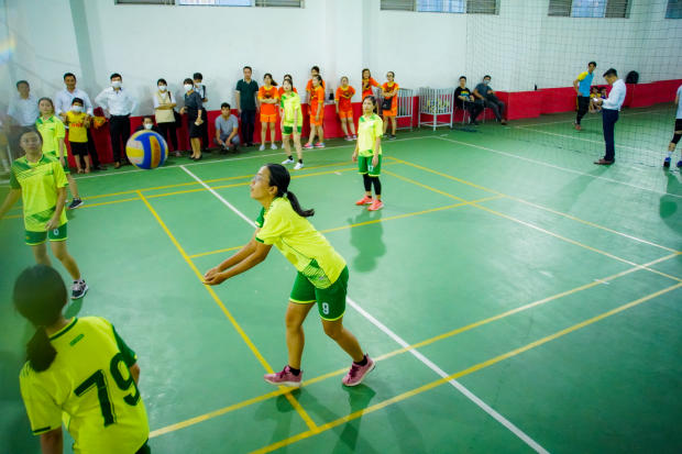 Hội thao CB-GV-NV 13WIN13 2022: LQ P. Tư vấn Tuyển sinh - P. Truyền thông - K. Trung Quốc học bảo toàn ngôi vô địch Bóng chuyền nữ 45