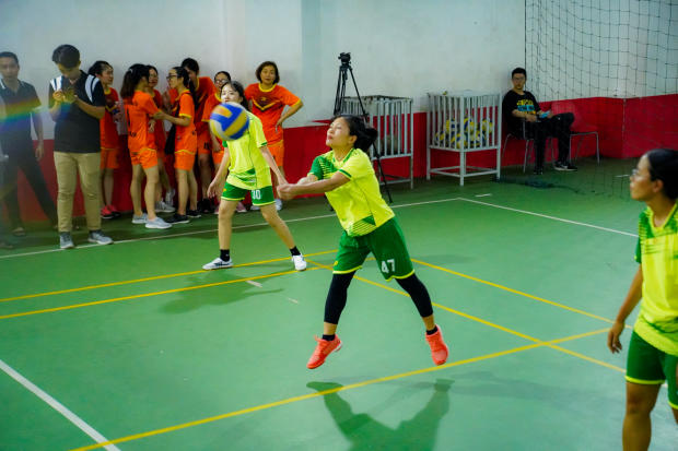 Hội thao CB-GV-NV 13WIN13 2022: LQ P. Tư vấn Tuyển sinh - P. Truyền thông - K. Trung Quốc học bảo toàn ngôi vô địch Bóng chuyền nữ 36