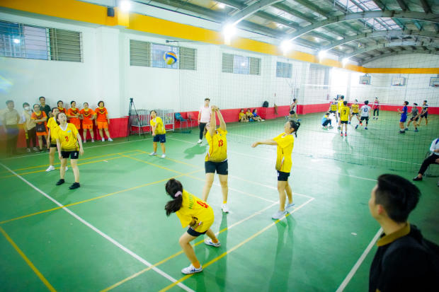 Hội thao CB-GV-NV 13WIN13 2022: LQ P. Tư vấn Tuyển sinh - P. Truyền thông - K. Trung Quốc học bảo toàn ngôi vô địch Bóng chuyền nữ 26
