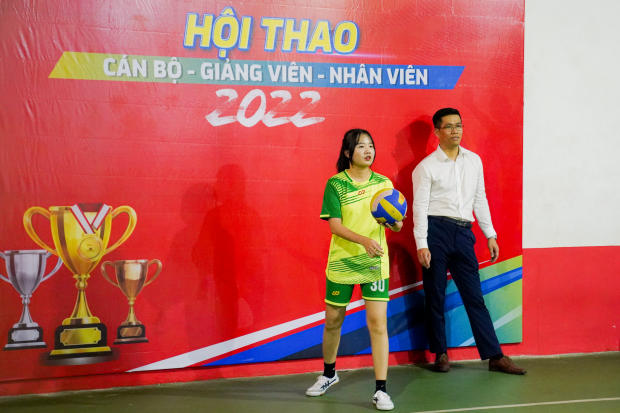 Hội thao CB-GV-NV 13WIN13 2022: LQ P. Tư vấn Tuyển sinh - P. Truyền thông - K. Trung Quốc học bảo toàn ngôi vô địch Bóng chuyền nữ 34