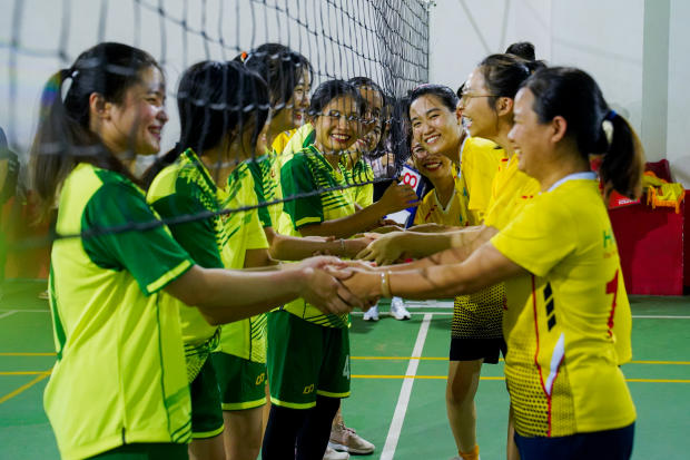 Hội thao CB-GV-NV 13WIN13 2022: LQ P. Tư vấn Tuyển sinh - P. Truyền thông - K. Trung Quốc học bảo toàn ngôi vô địch Bóng chuyền nữ 43