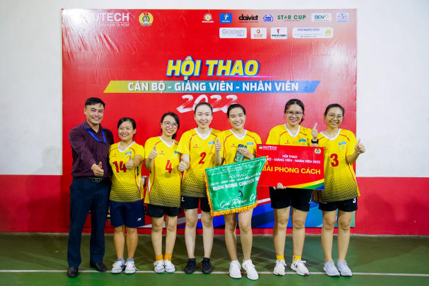 Hội thao CB-GV-NV 13WIN13 2022: LQ P. Tư vấn Tuyển sinh - P. Truyền thông - K. Trung Quốc học bảo toàn ngôi vô địch Bóng chuyền nữ 132