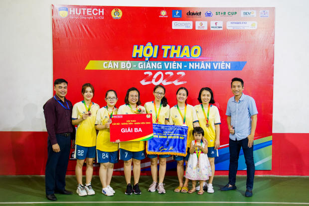 Hội thao CB-GV-NV 13WIN13 2022: LQ P. Tư vấn Tuyển sinh - P. Truyền thông - K. Trung Quốc học bảo toàn ngôi vô địch Bóng chuyền nữ 136