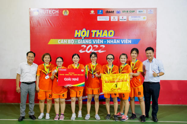 Hội thao CB-GV-NV 13WIN13 2022: LQ P. Tư vấn Tuyển sinh - P. Truyền thông - K. Trung Quốc học bảo toàn ngôi vô địch Bóng chuyền nữ 140