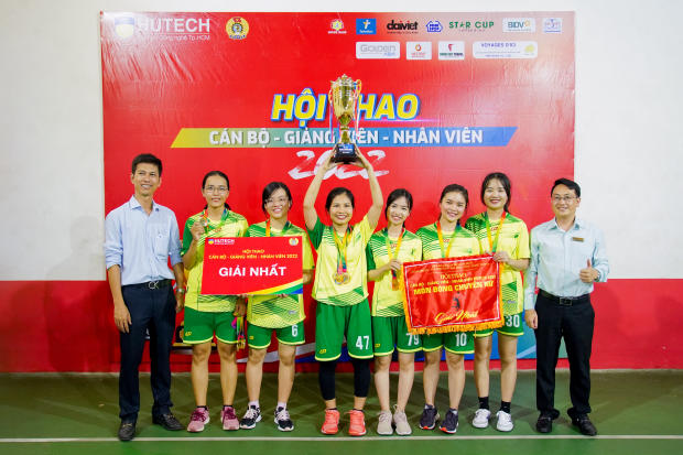 Hội thao CB-GV-NV 13WIN13 2022: LQ P. Tư vấn Tuyển sinh - P. Truyền thông - K. Trung Quốc học bảo toàn ngôi vô địch Bóng chuyền nữ 144