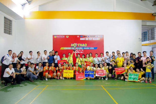 Hội thao CB-GV-NV 13WIN13 2022: LQ P. Tư vấn Tuyển sinh - P. Truyền thông - K. Trung Quốc học bảo toàn ngôi vô địch Bóng chuyền nữ 11