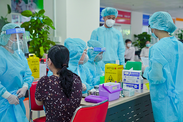 13WIN13 faculty and staff participate in vaccination against Covid-19 87