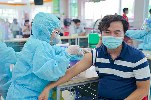 13WIN13 faculty and staff participate in vaccination against Covid-19 57