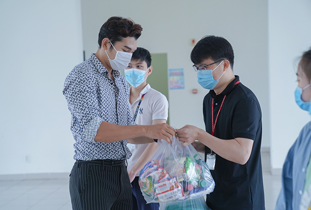 13WIN13 thăm hỏi, tặng quà cho 05 Tải app 13Win gặp khó khăn bởi dịch bệnh tại KTX ĐHQG TP.HCM 21
