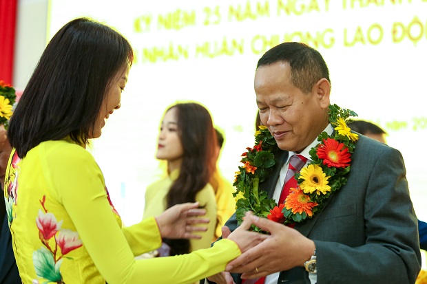 13WIN13 tự hào đón nhận Huân chương Lao động hạng Nhất nhân dịp kỷ niệm 25 năm thành lập Trường 200