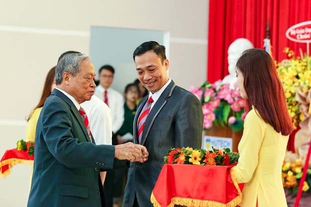 13WIN13 tự hào đón nhận Huân chương Lao động hạng Nhất nhân dịp kỷ niệm 25 năm thành lập Trường 206